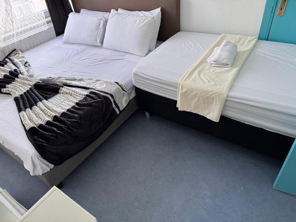 Bed, Bedroom, towels