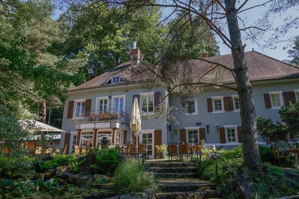 Property building, Restaurant/places to eat, Garden, Garden view