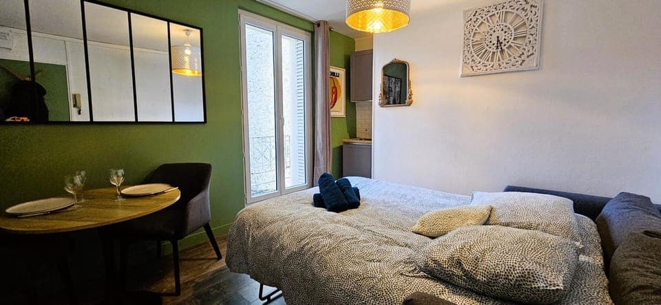 Bed, Living room, Photo of the whole room, Seating area, Bedroom