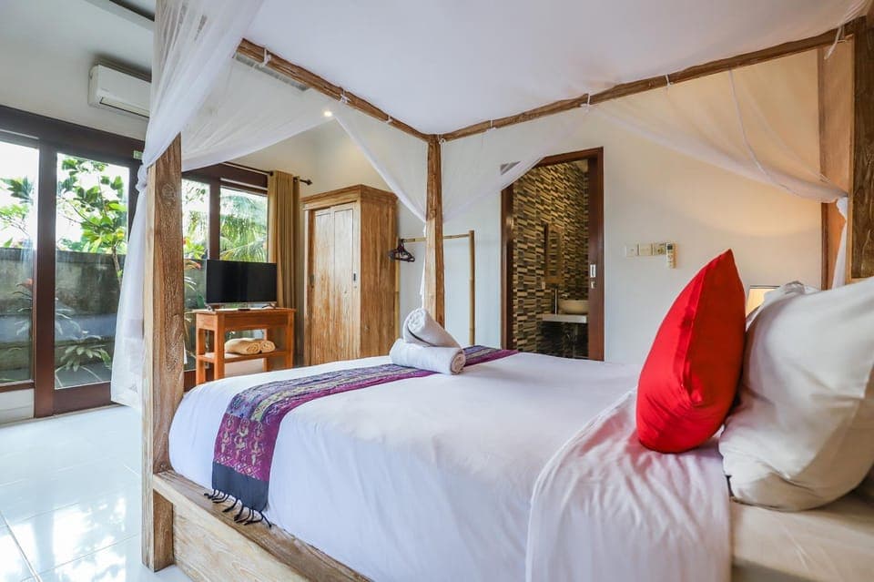 Photo of the whole room, Bedroom