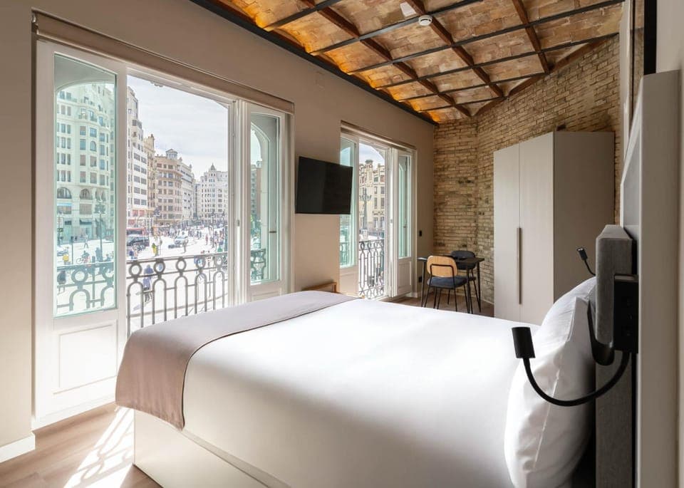 Bed, TV and multimedia, Bedroom