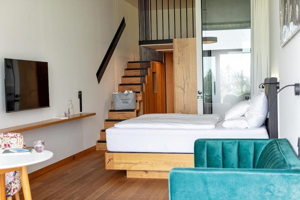 Photo of the whole room, Bedroom