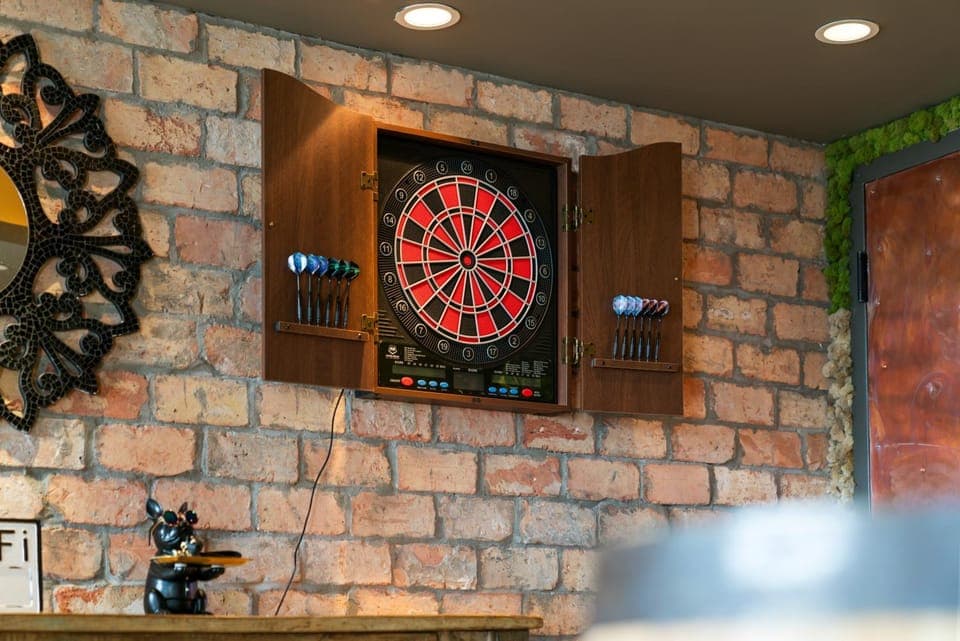 Activities, Darts, Decorative detail