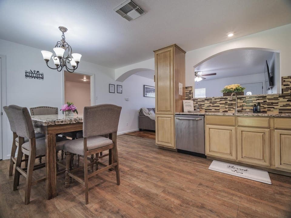 Kitchen or kitchenette, Dining area