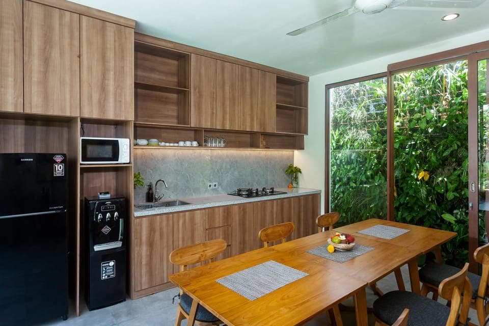 Kitchen or kitchenette, Dining area, oven