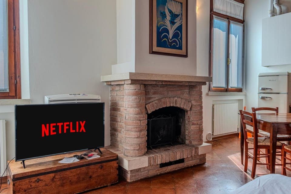 TV and multimedia, Living room, Seating area, Evening entertainment