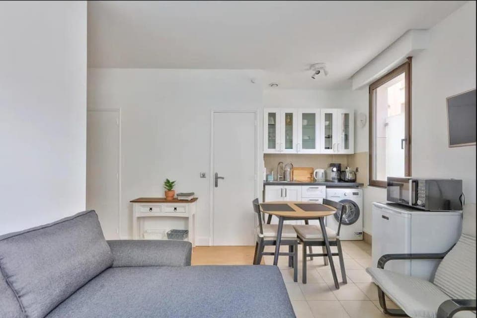 Dining area, stove, toaster