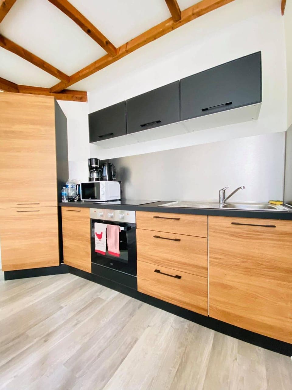 Coffee/tea facilities, Kitchen or kitchenette, oven, stove