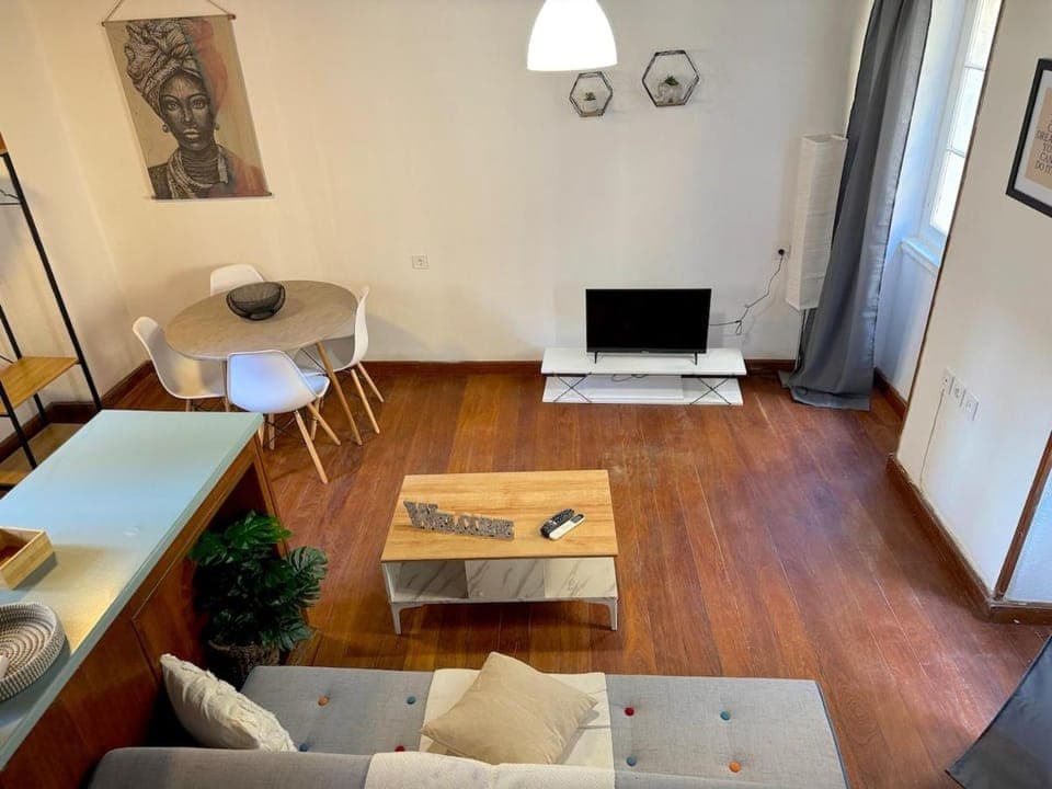 TV and multimedia, Living room, Seating area, Dining area