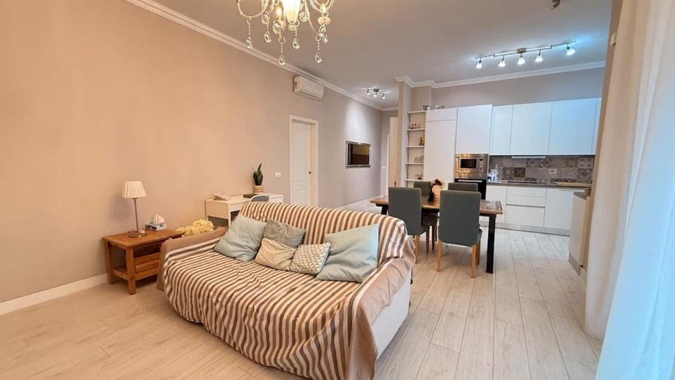 TV and multimedia, Kitchen or kitchenette, Living room, Seating area, Dining area