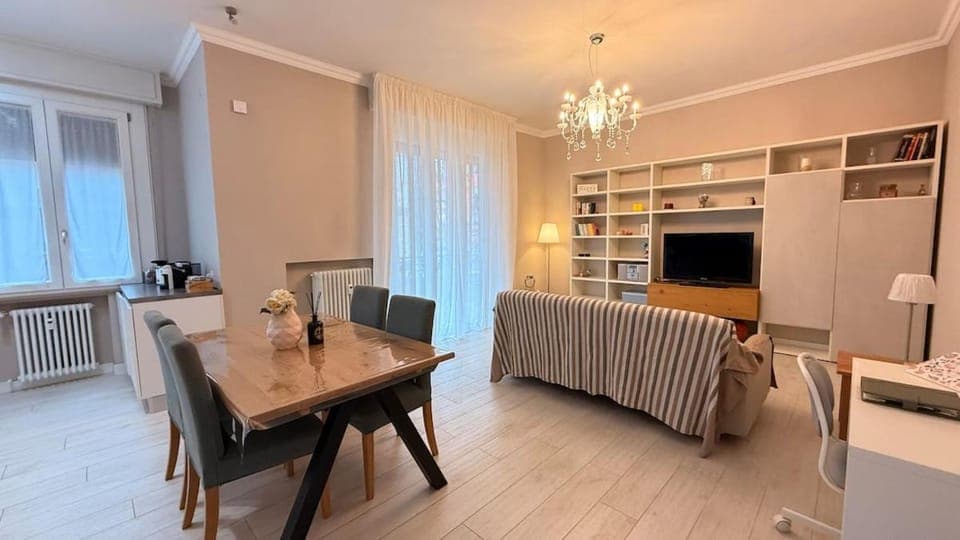 Communal lounge/ TV room, TV and multimedia, Kitchen or kitchenette, Living room, Seating area, Dining area, Evening entertainment