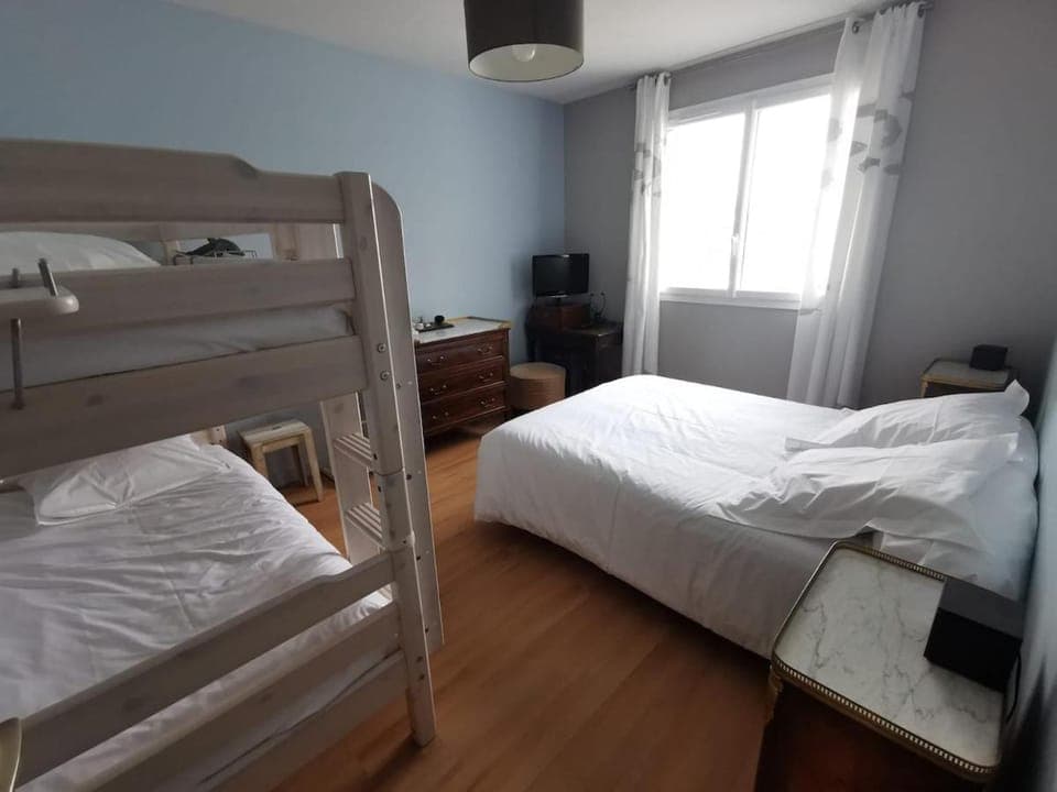 Bed, TV and multimedia, Bedroom