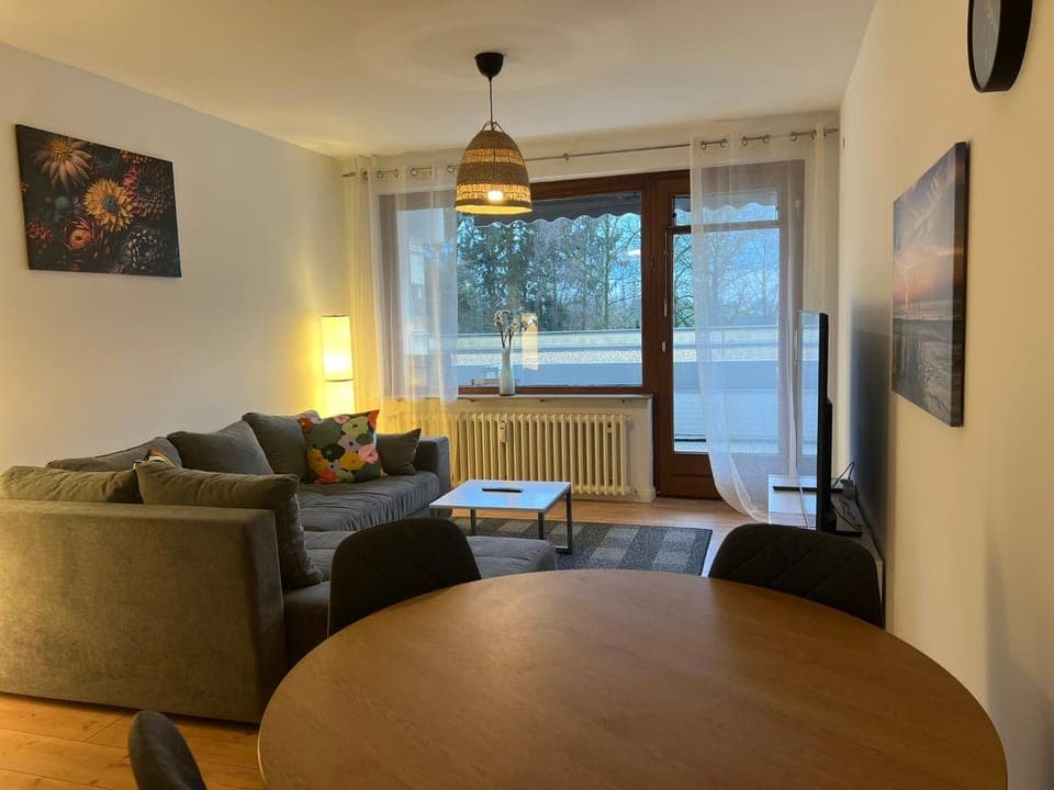 TV and multimedia, Living room, Seating area, Dining area