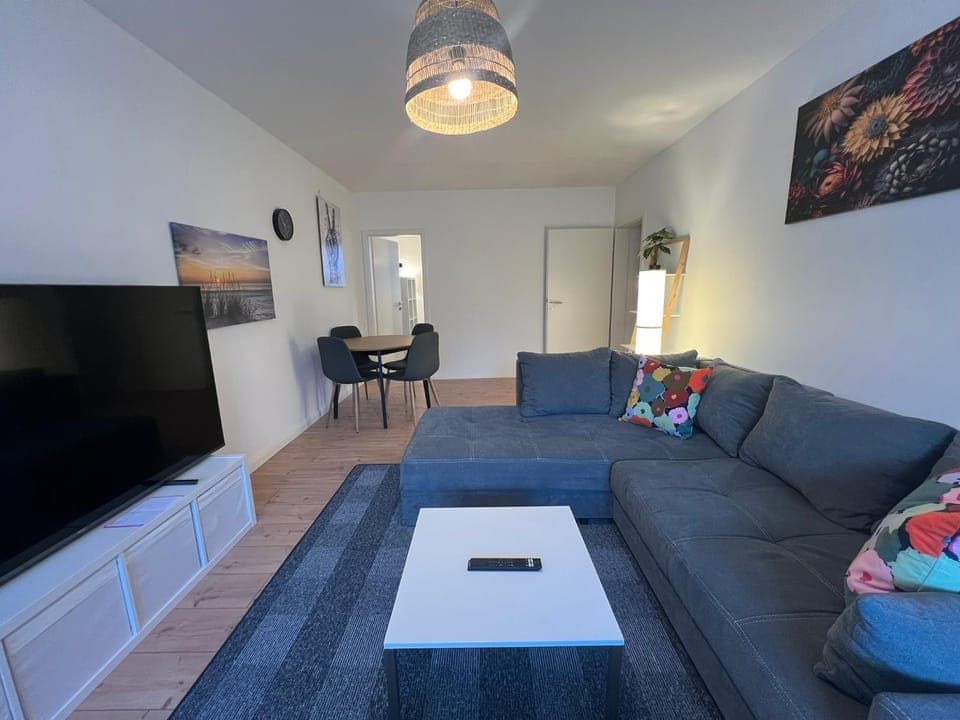 Communal lounge/ TV room, TV and multimedia, Living room, Seating area, Evening entertainment