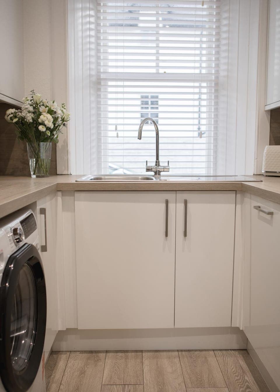 Kitchen or kitchenette, washing machine