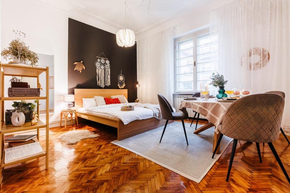 Bed, Dining area, Bedroom