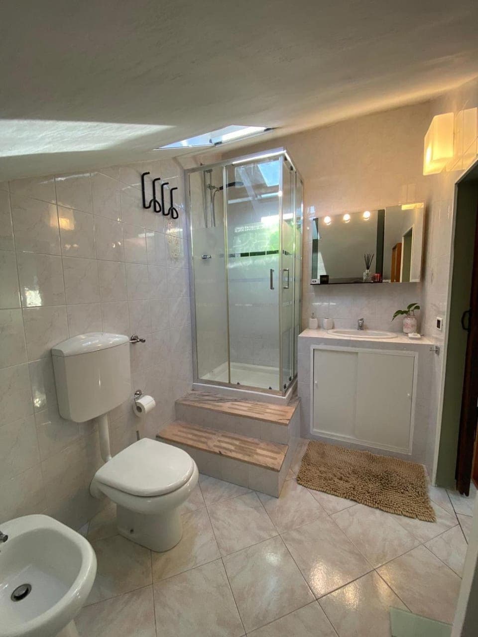 Shower, Toilet, Bathroom, bidet, towels