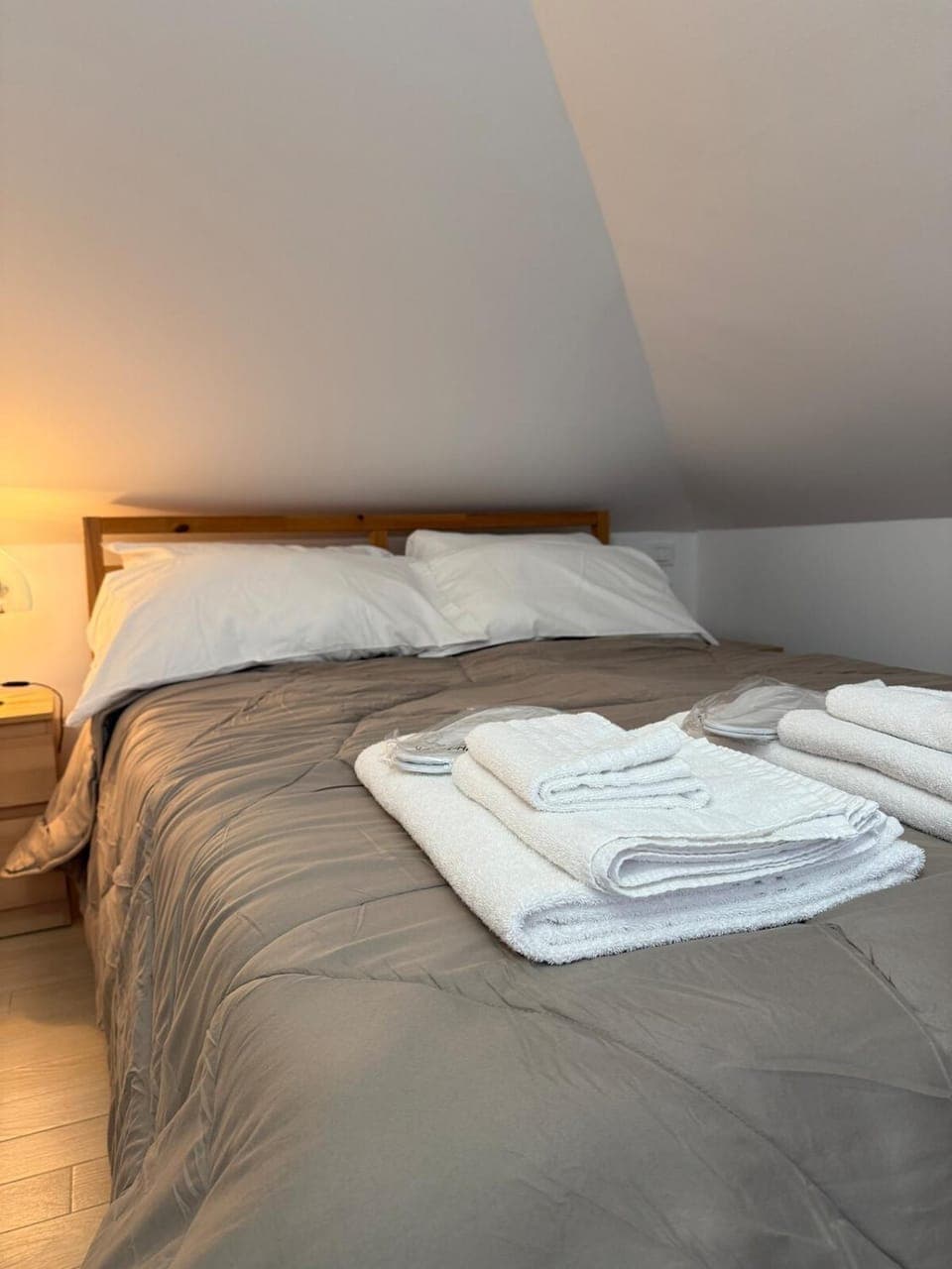 Bed, Bedroom, towels