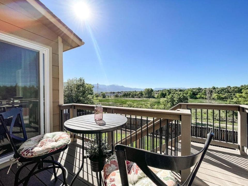 Trailside Getaway - mins to Ft Carson & Airport House in Fort Carson