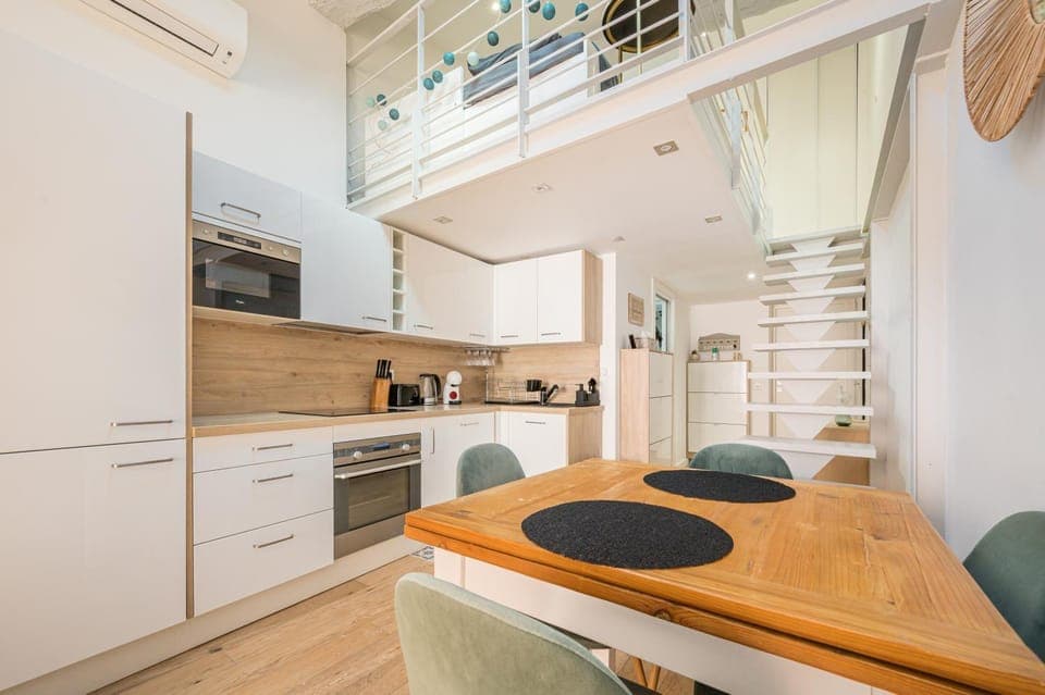 Dining area, oven, stove, air conditioner