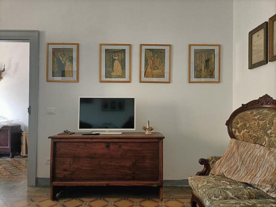 Communal lounge/ TV room