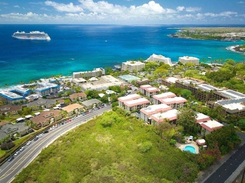 Property building, Nearby landmark, Day, Neighbourhood, Natural landscape, Bird's eye view, Beach, City view, Sea view, Street view