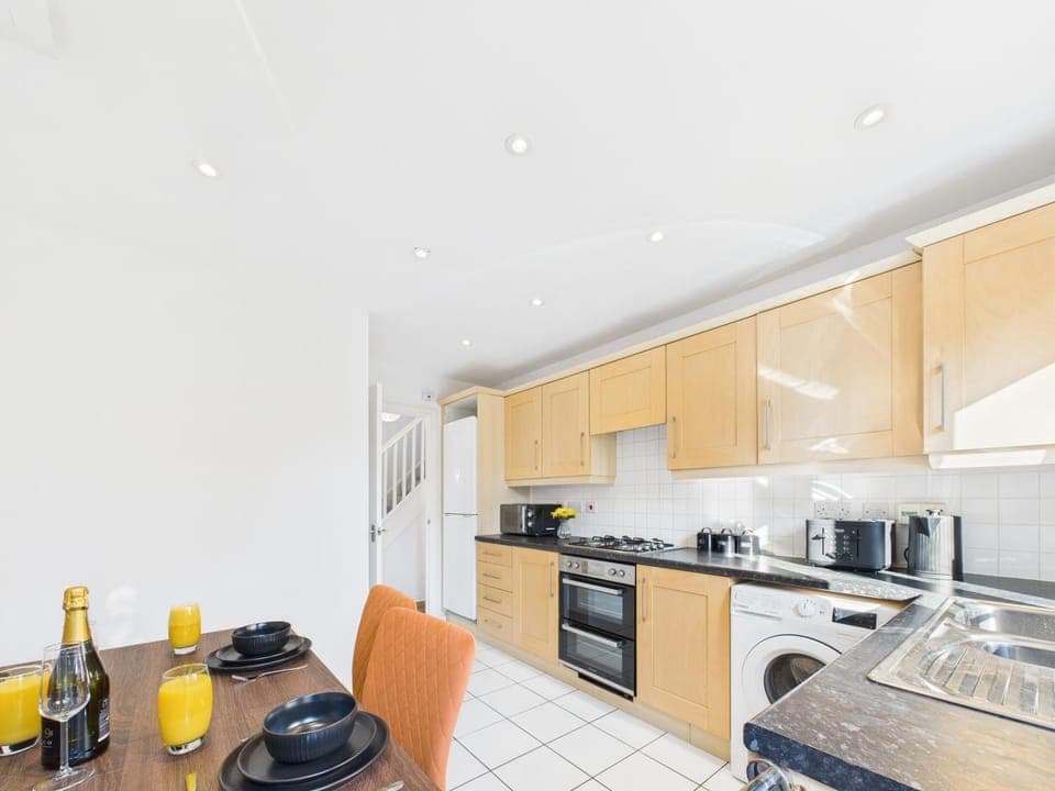 Coffee/tea facilities, Kitchen or kitchenette, Dining area, dishwasher, oven, stove, toaster