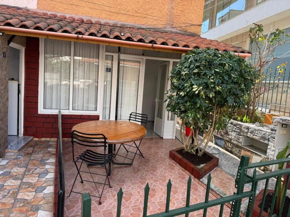 Property building, Balcony/Terrace, Dining area