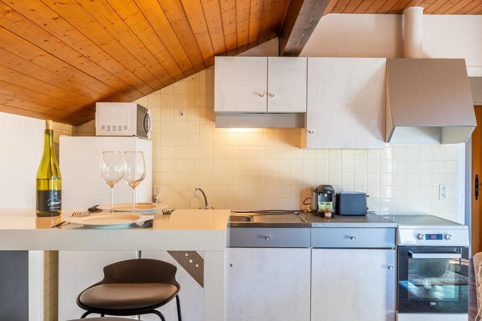 microwave, oven, stove, kitchen