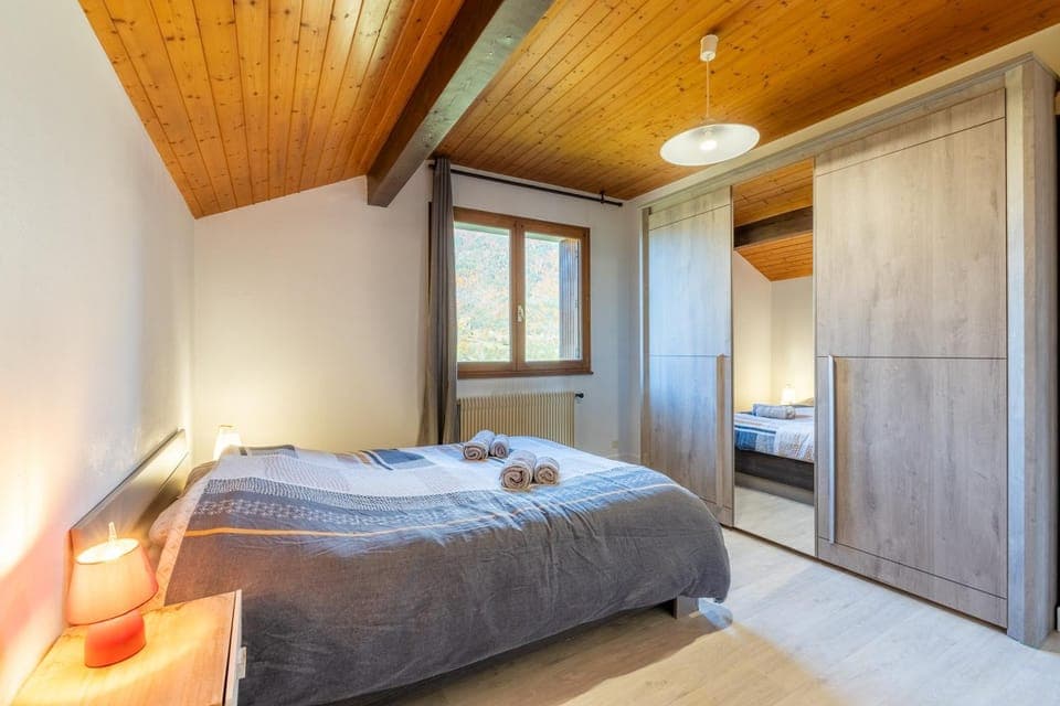 Bed, Mountain view, towels, wardrobe