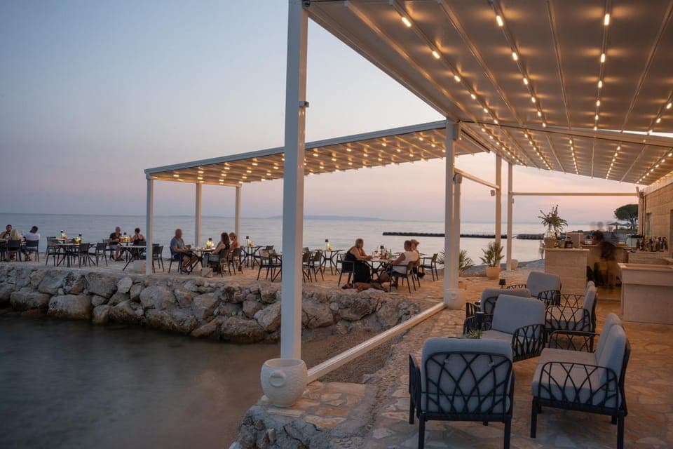Restaurant/places to eat, Seating area
