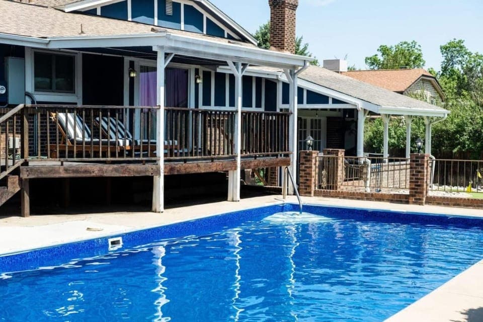 Swimming pool