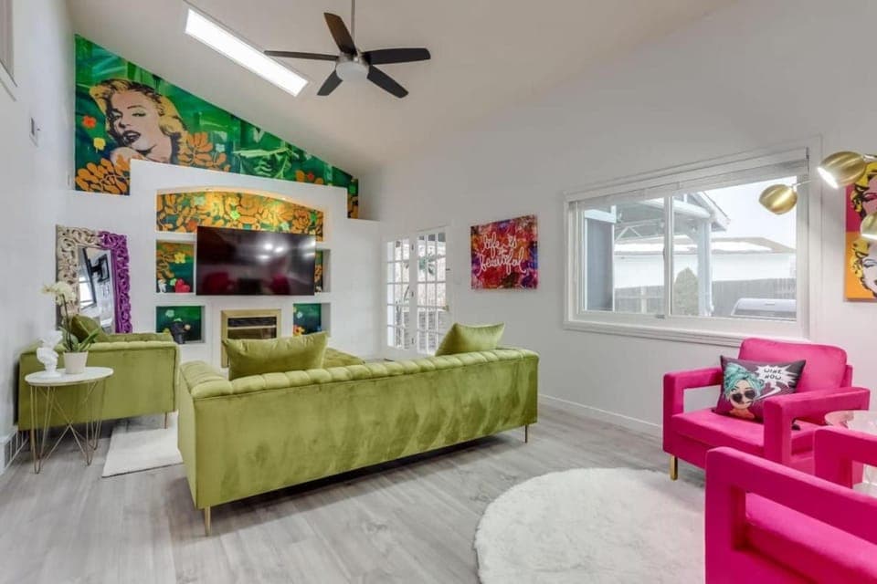 TV and multimedia, Seating area, fireplace