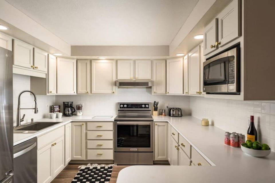 Coffee/tea facilities, Kitchen or kitchenette, dishwasher, oven, stove, toaster