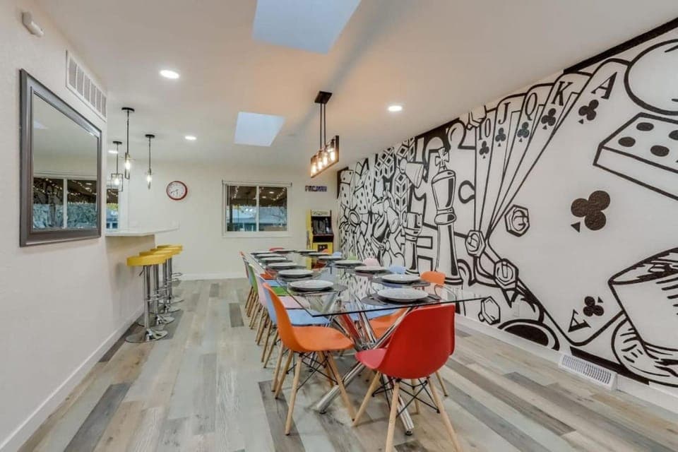 Seating area, Dining area