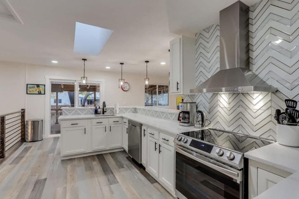 Coffee/tea facilities, Kitchen or kitchenette, dishwasher, stove