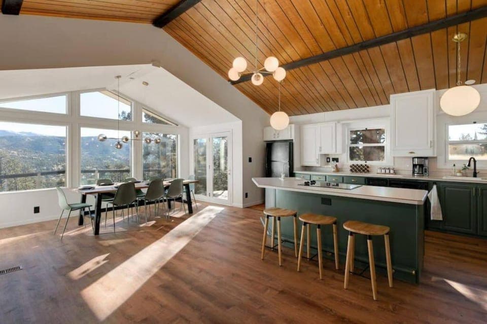 Natural landscape, Coffee/tea facilities, Kitchen or kitchenette, Dining area, Mountain view, stove