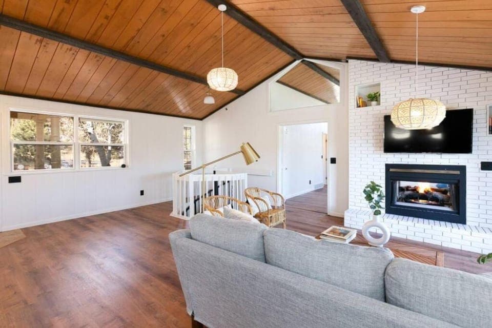 TV and multimedia, Seating area, Evening entertainment, fireplace