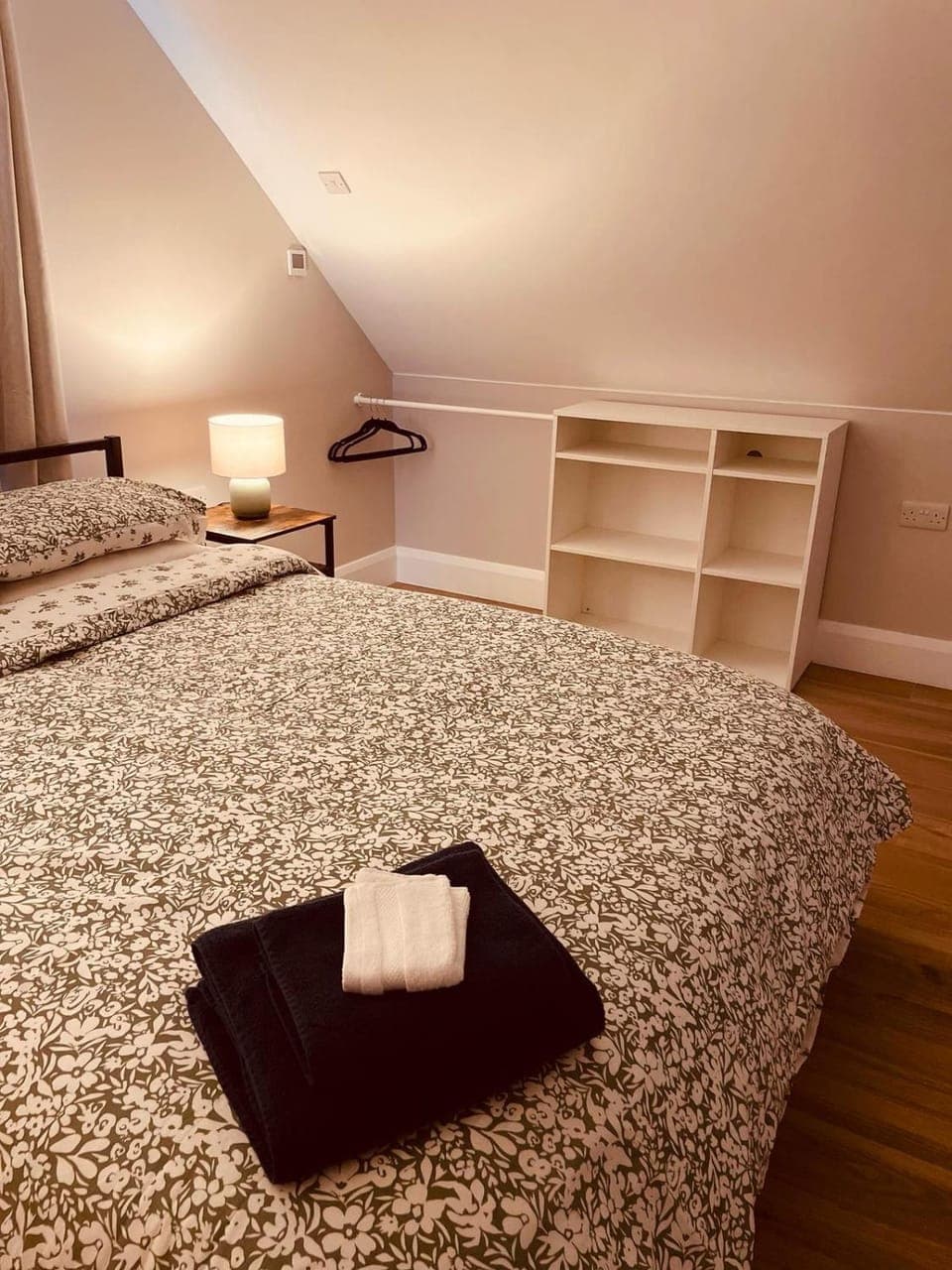 Bed, Bedroom, towels