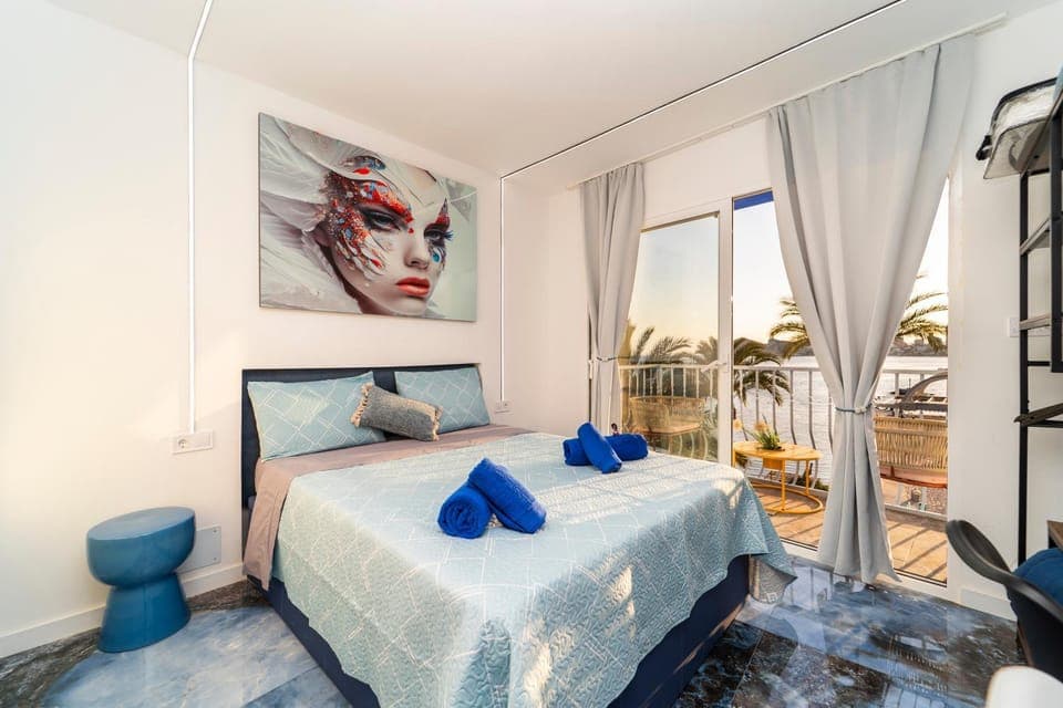 TV and multimedia, Photo of the whole room, Bedroom