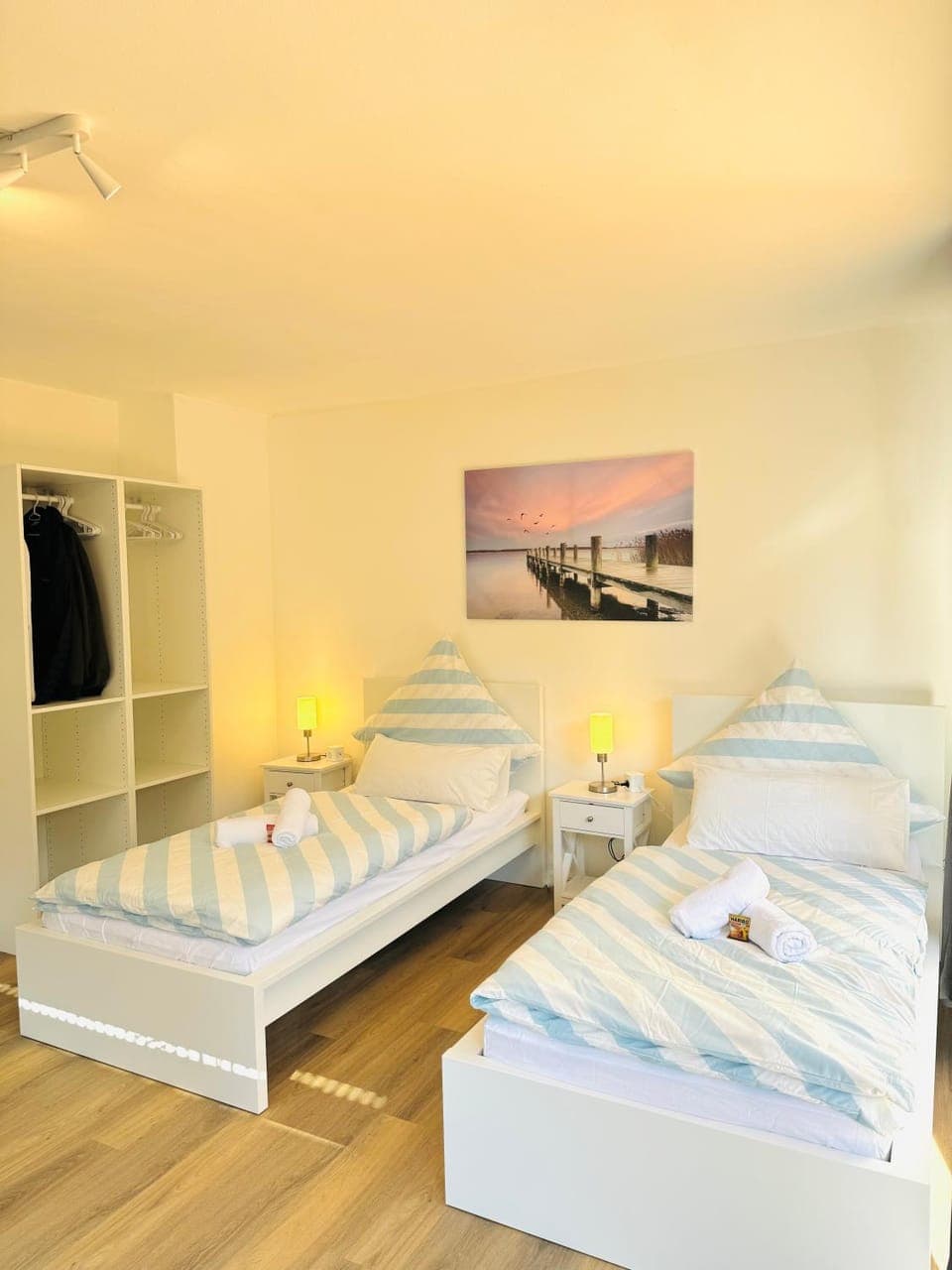 Bed, Bedroom, towels