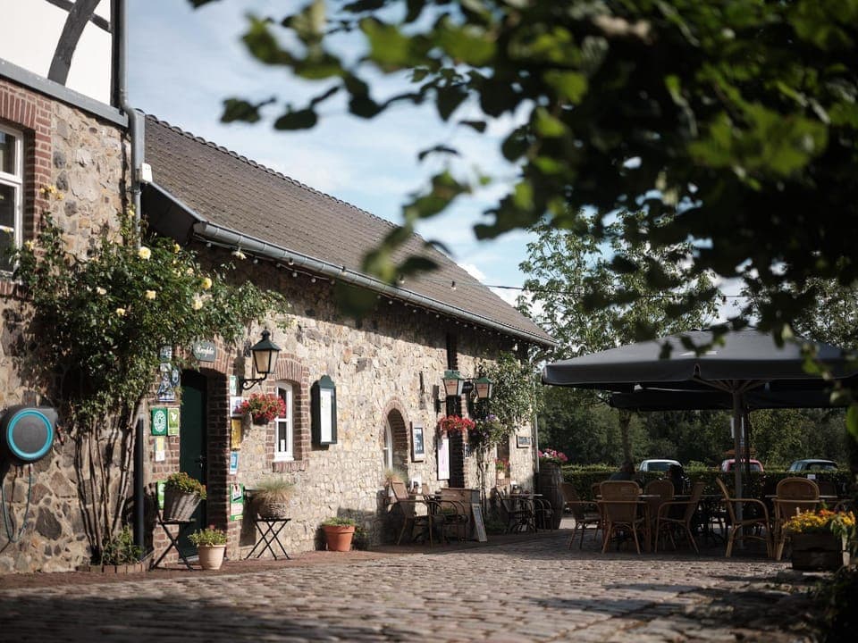Restaurant/places to eat, Balcony/Terrace