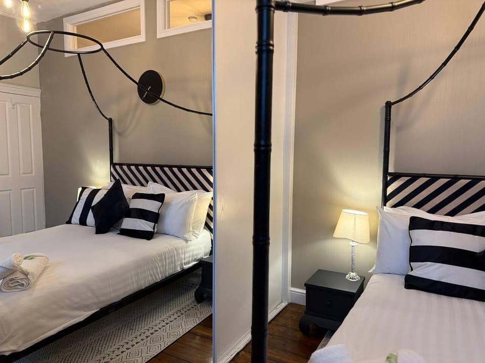 Bed, Photo of the whole room, Bedroom, towels