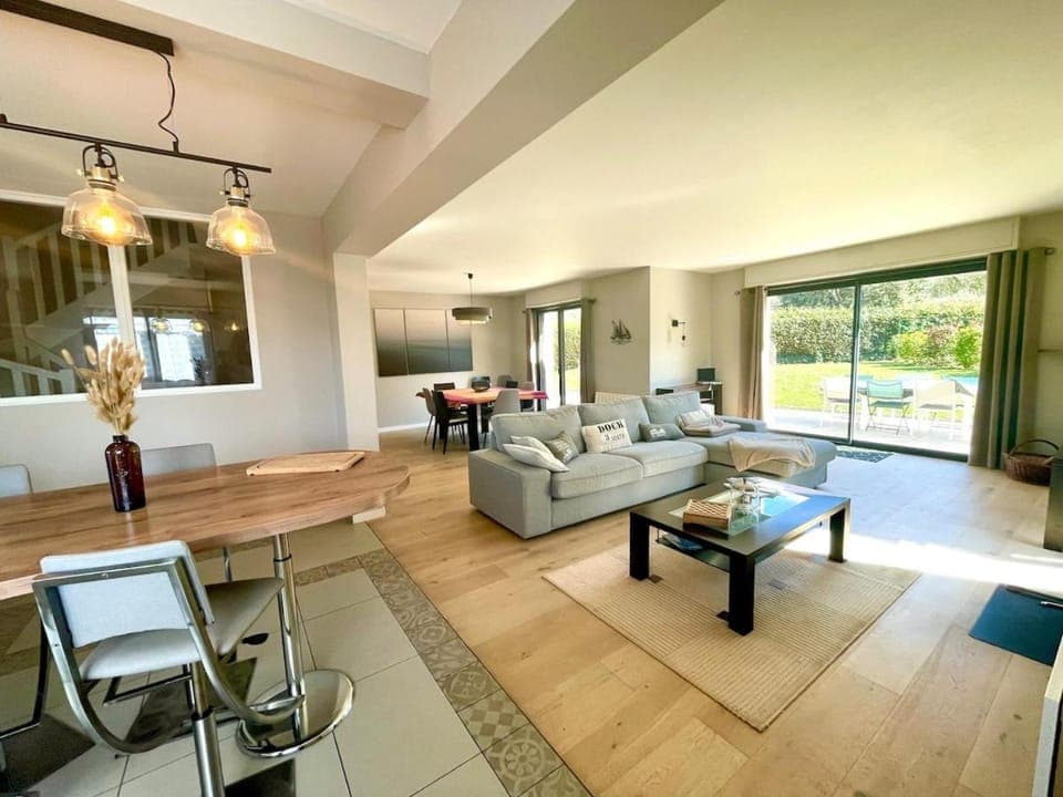 Living room, Seating area, Dining area