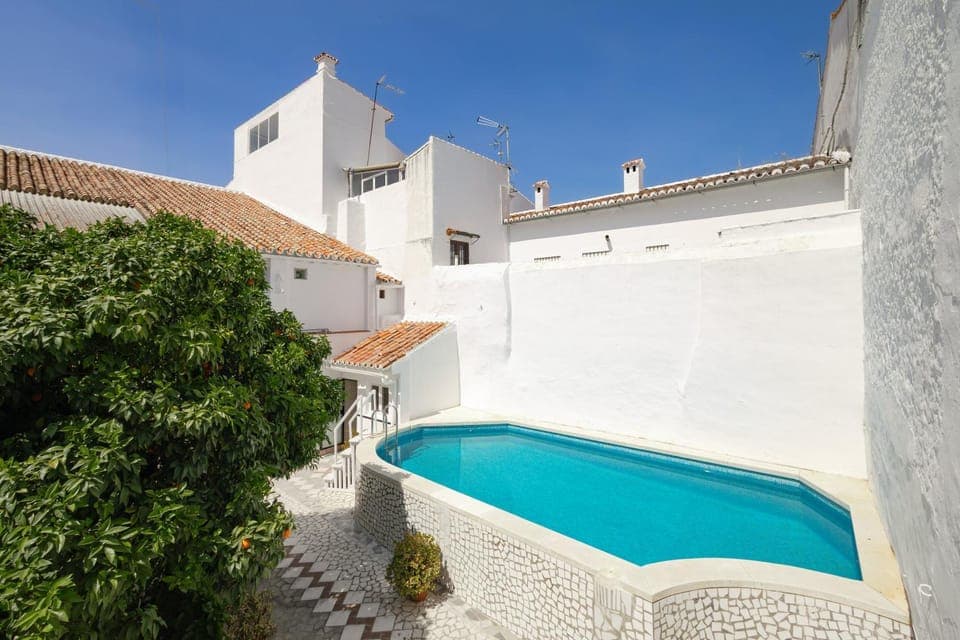 Patio, Swimming pool, sunbed