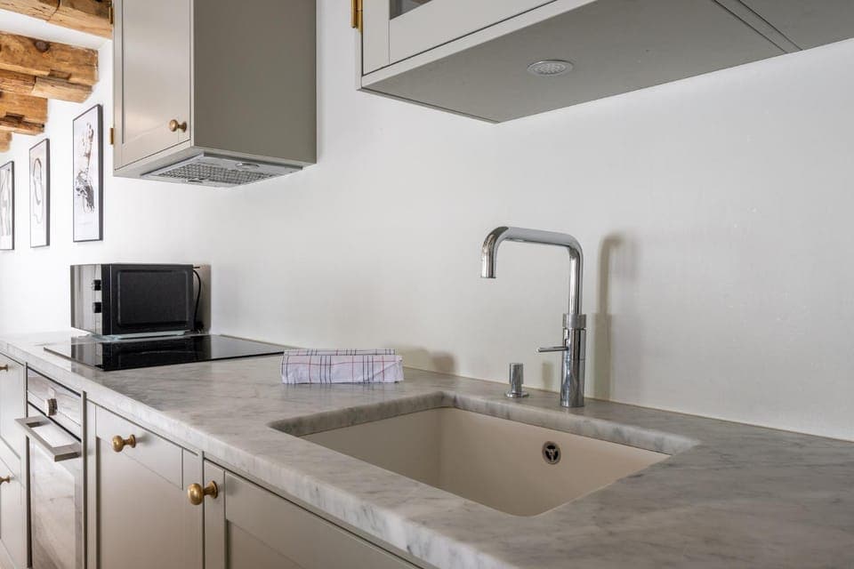 Kitchen or kitchenette, dishwasher, microwave, stove