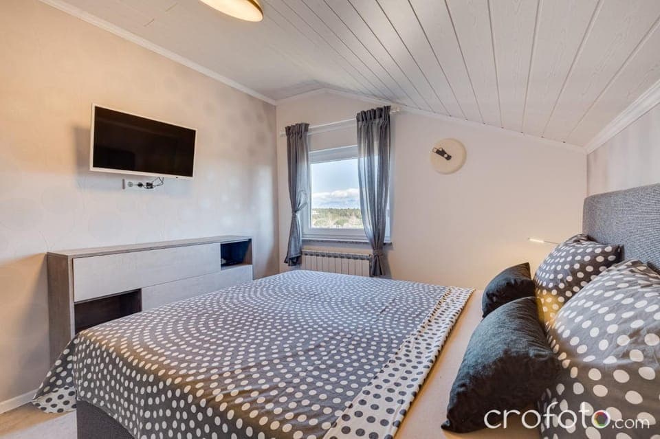 Bed, TV and multimedia, Bedroom