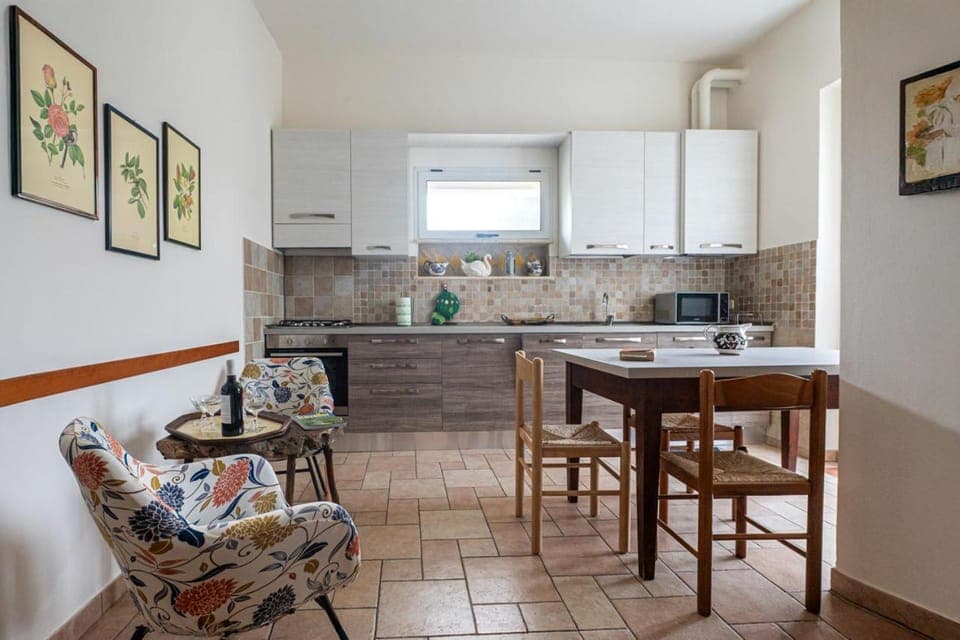 TV and multimedia, Dining area, microwave, oven, stove, kitchen