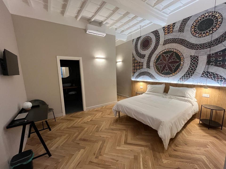 Bed, TV and multimedia, Photo of the whole room, Bedroom