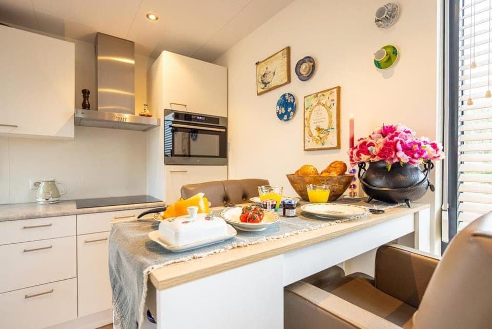 Kitchen or kitchenette, Food and drinks, Dining area